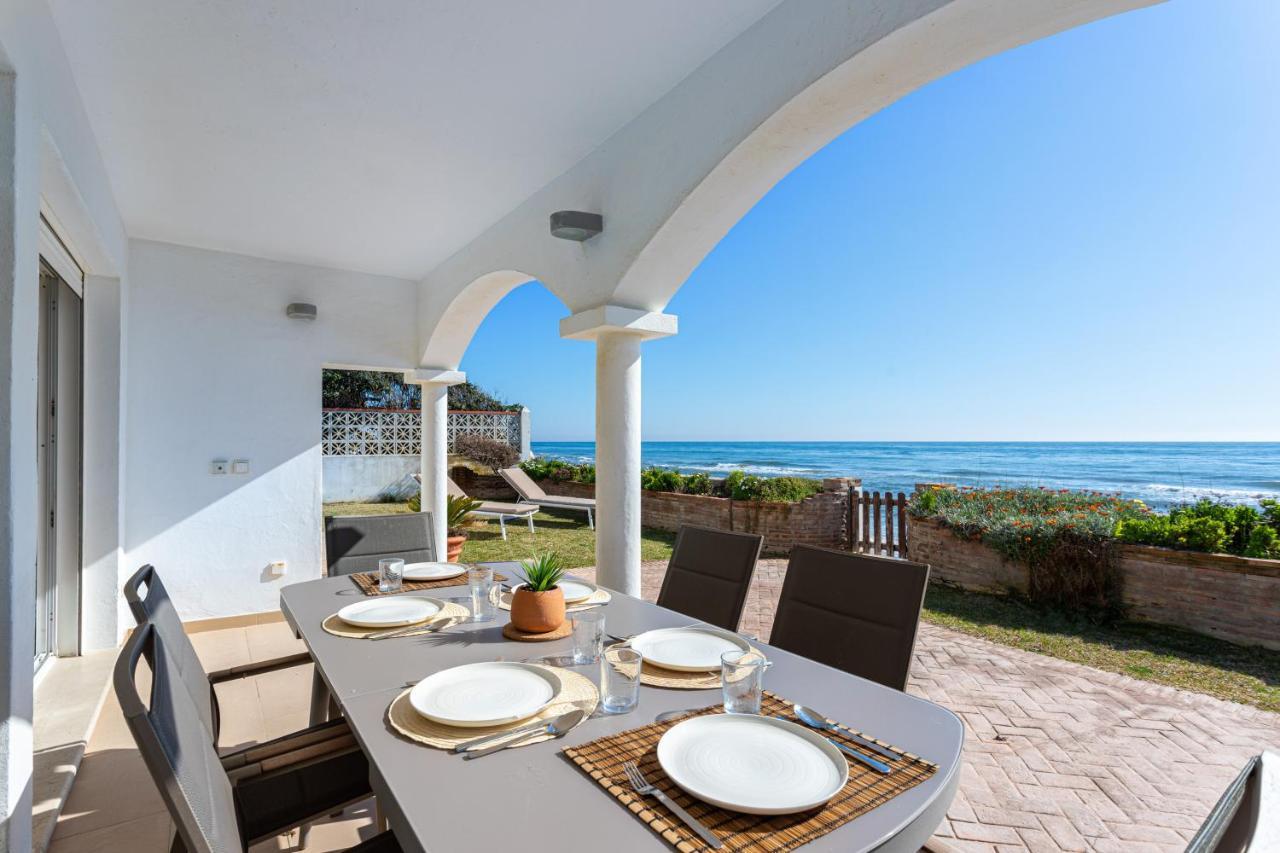 Charming Villa On The Seafront ماربيا المظهر الخارجي الصورة