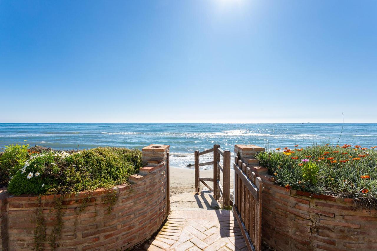 Charming Villa On The Seafront ماربيا المظهر الخارجي الصورة
