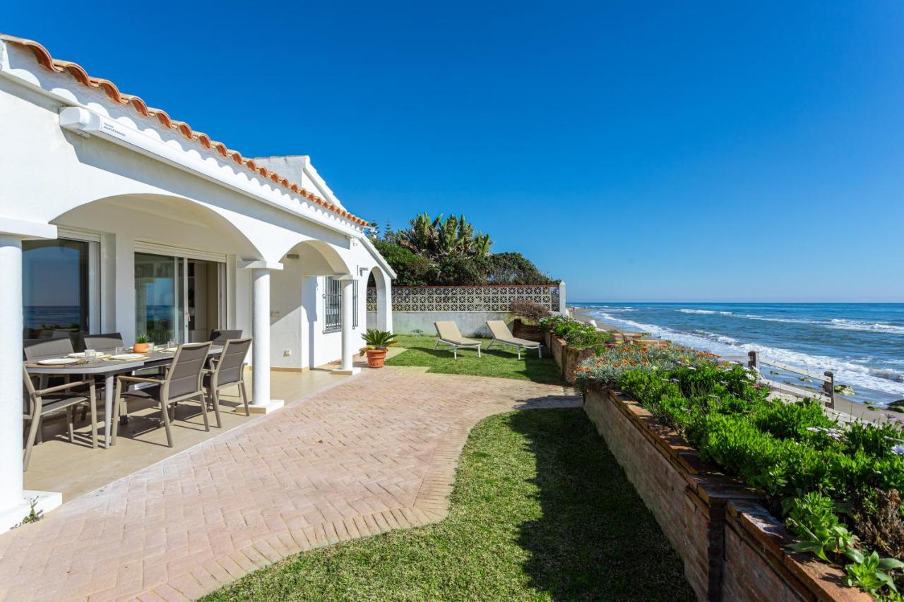 Charming Villa On The Seafront ماربيا المظهر الخارجي الصورة