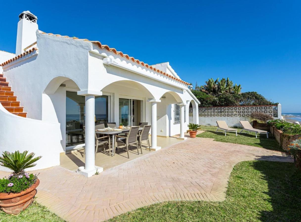 Charming Villa On The Seafront ماربيا المظهر الخارجي الصورة
